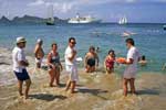 Karibik, St. Maarten. Die Stewards der "Pacific Princess" servieren den Gästen beim Landgang einen Drink